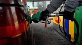 Carburanti, petrolio vicino a 120 dollari al barile: nuovi aumenti per benzina e diesel