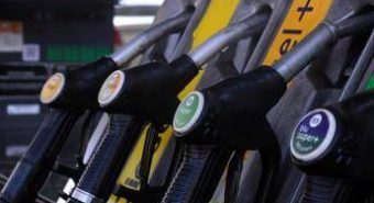 Carburanti, prezzi oggi in calo: sale solo la benzina in autostrada