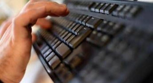 "Vai nella camera a gas", insulti choc sui social a una prof dell'università di Pisa: denunciato 40enne