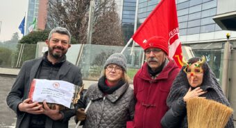 Modena, la Befana Comunista consegna il carbone a John Elkann