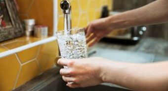 Dall’acqua potabile a frutta e verdura, i rischi invisibili del clorato