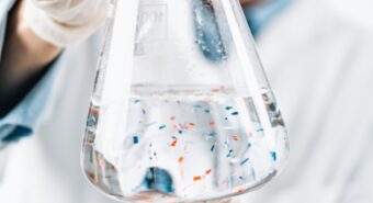 Francia, microplastiche fini rilevate in acqua di rubinetto e bottiglia