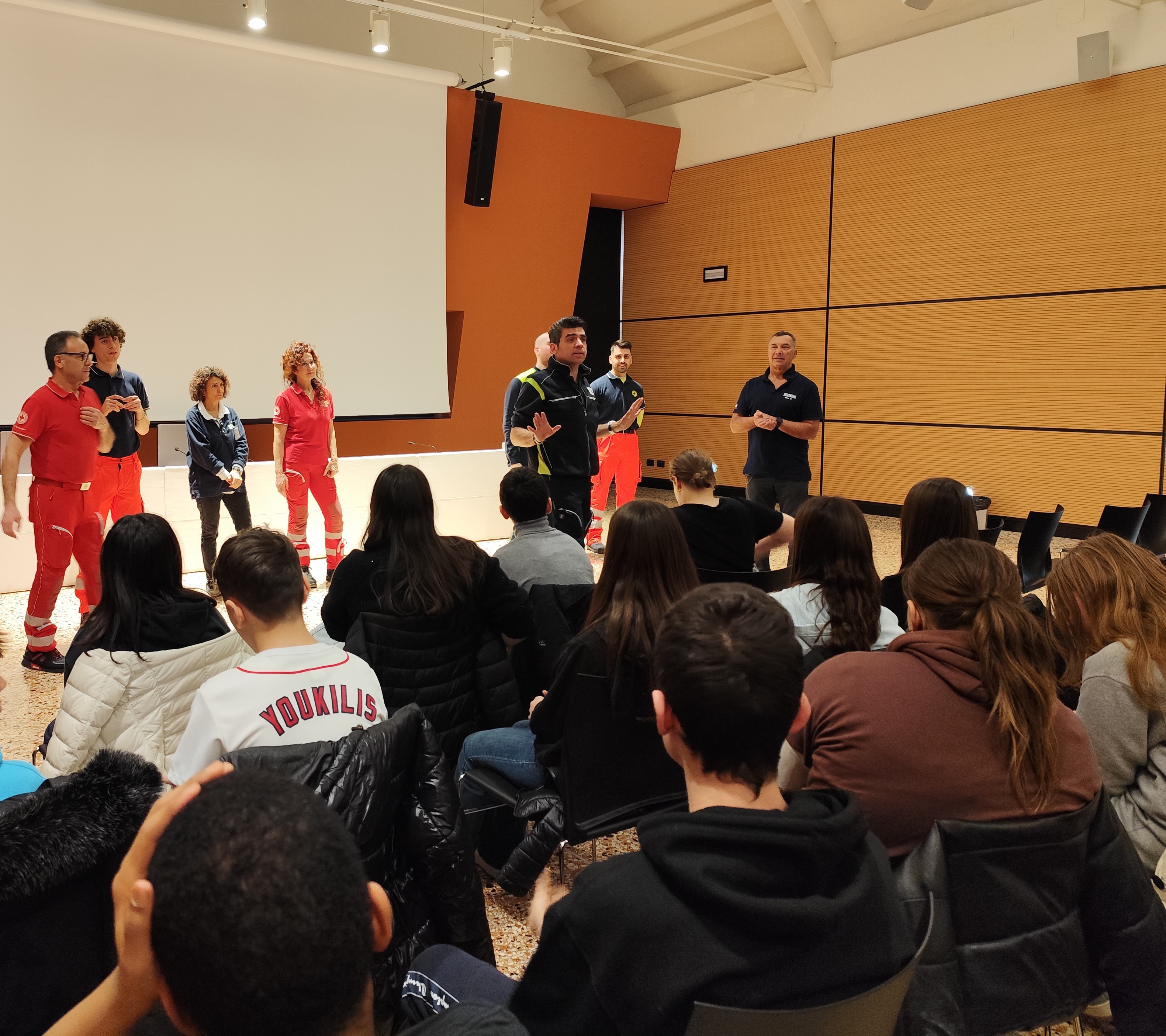 Novi, oltre 100 studenti a lezione di primo soccorso dai professionisti del 118