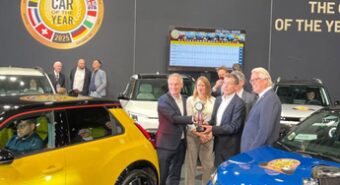 Renault fa il bis, il Car of the Year 2025 va a 5 E-Tech Electric/ Alpine A 290