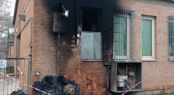Danno fuoco a un cassonetto e danneggiano la scuola di infanzia