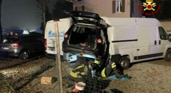 Esce di strada con l’auto e colpisce due furgoni, uno rompe una colonnina di gas metano