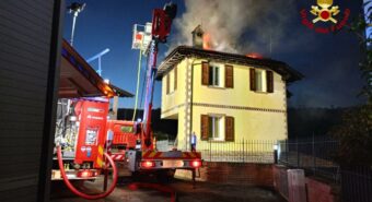 A fuoco la copertura di un’abitazione, i Vigili del Fuoco intervengono anche con mezzi aerei