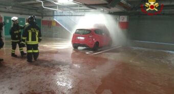 Auto in fiamme nel parcheggio coperto dell’Esselunga, intervengono i Vigili del Fuoco