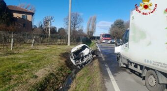 Vigile del Fuoco fuori servizio salva un automobilista dopo un frontale con un camion