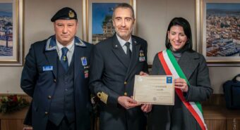 Consegnata la benemerenza cittadina al mirandolese Francesco Marzi, comandante della nave della Marina Militare “Trieste”