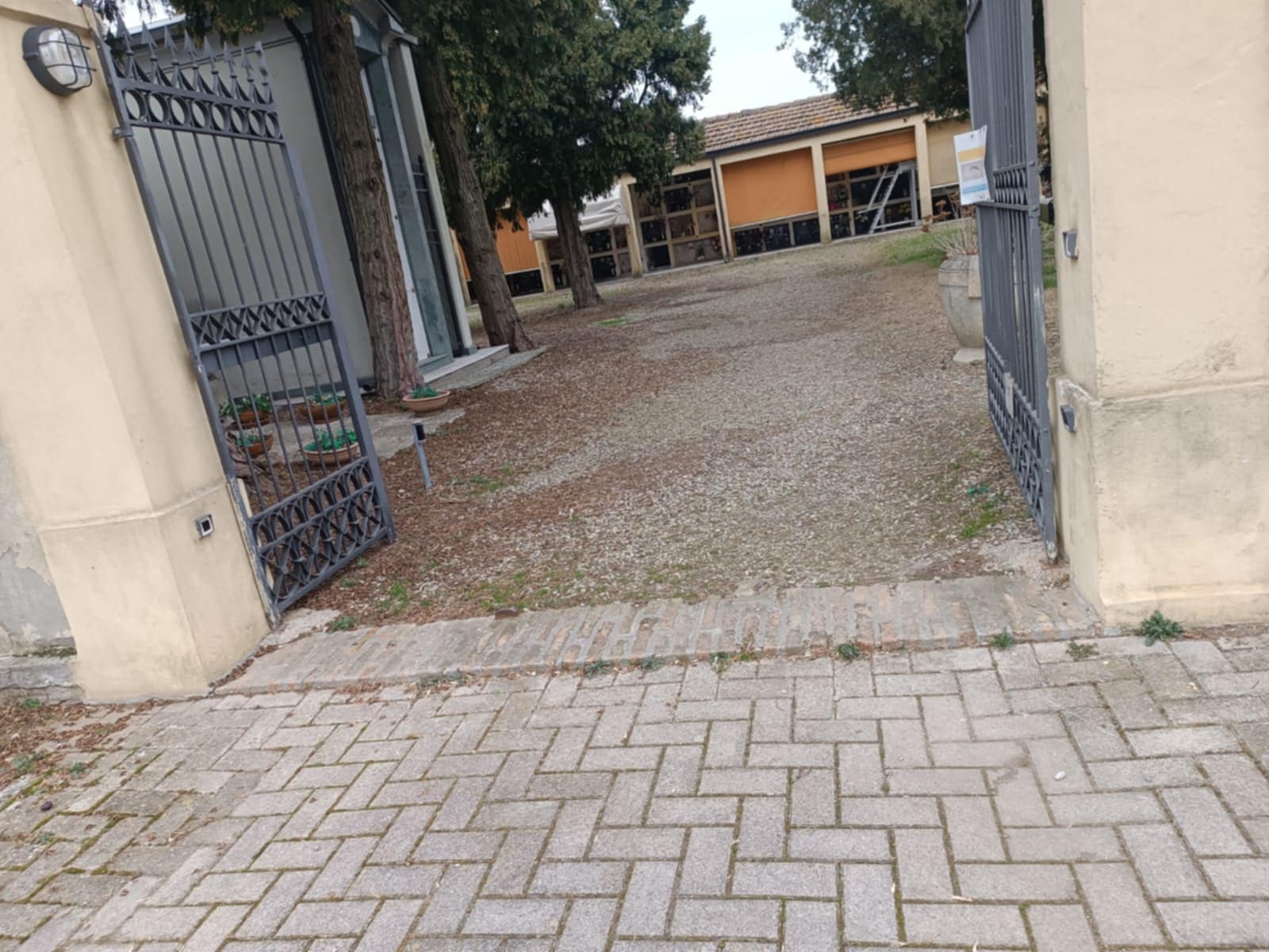 Ladri al cimitero di Staggia, rubati oggetti dalle tombe