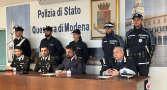 Minacciavano, picchiavano e rapinavano coetanei: arrestati cinque minorenni