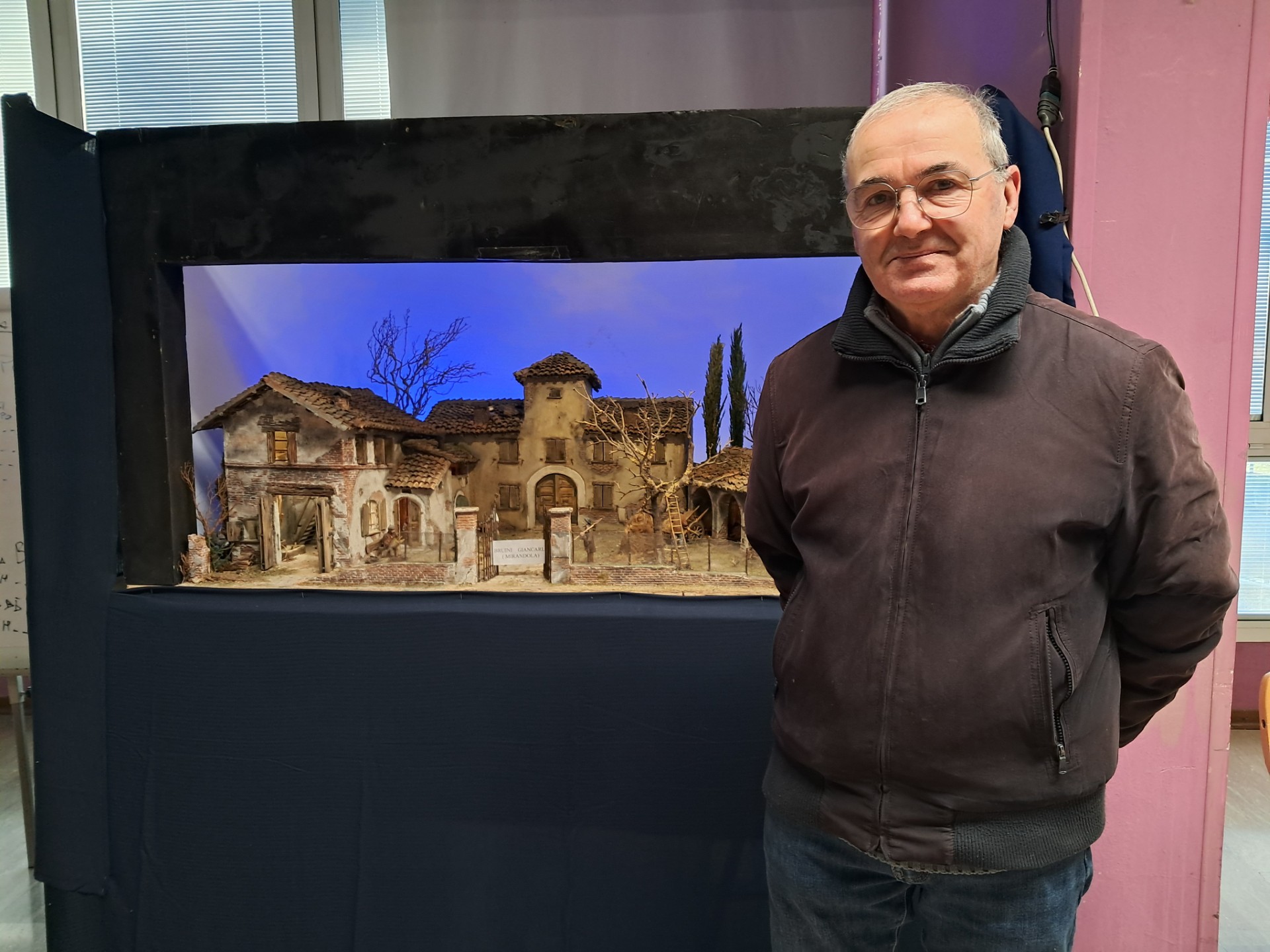 Mirandola, la casa protetta ringrazia il signor Bruini per il presepe allestito nella struttura