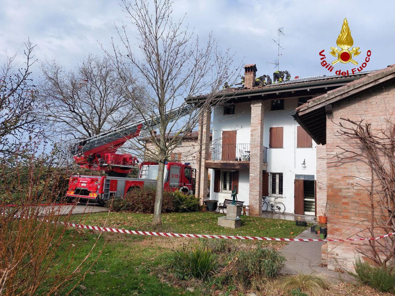 Spilamberto, a fuoco il tetto di un’abitazione