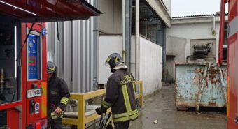 Pompieri al lavoro per spegnere l’incendio scoppiato in un’area produttiva a Carpi