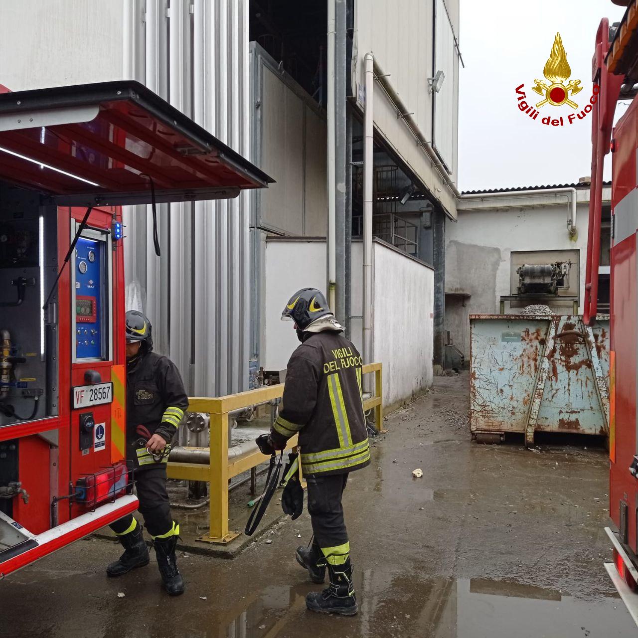 Pompieri al lavoro per spegnere l’incendio scoppiato in un’area produttiva a Carpi