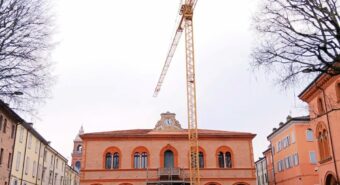 Mirandola, torna a vedere la luce la facciata del municipio storico