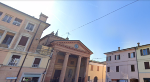 Mangiano la pizza e non vogliono pagare, poi distruggono arredi e vandalizzano la piazza di Bomporto