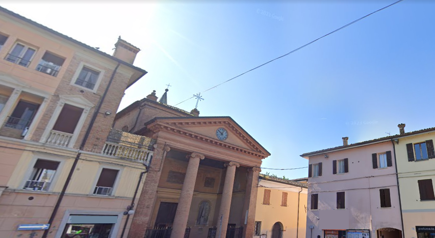 Mangiano la pizza e non vogliono pagare, poi distruggono arredi e vandalizzano la piazza di Bomporto
