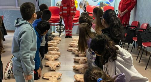 I ragazzini della scuola media a lezione di primo soccorso dalla Croce Rossa