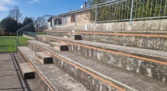 San Felice, copertura e riqualificazione per la tribuna del campo sportivo di Rivara