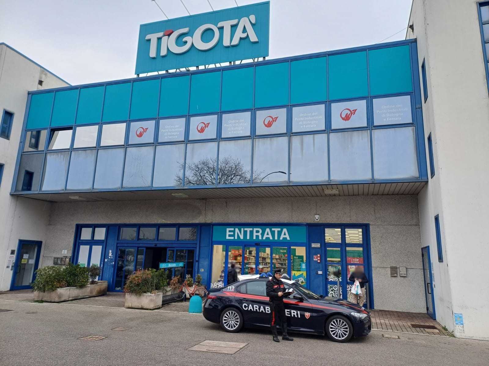 Bologna, addetto alla sicurezza di un negozio aggredito da una cliente con pugni e un coltello da cucina