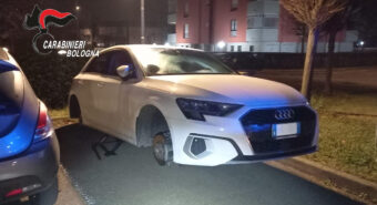 Li filma mentre sollevano l’auto e rubano le ruote: arrestati due 19enni