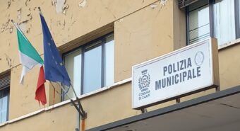 Carpi, Fratelli d’Italia: “Uno scempio la bandiera sdrucita davanti alla sede della Polizia Locale”