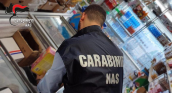 Rosticceria con residui alimentari e unità refrigeranti sporche, sequestrate 44 kg di materie prime