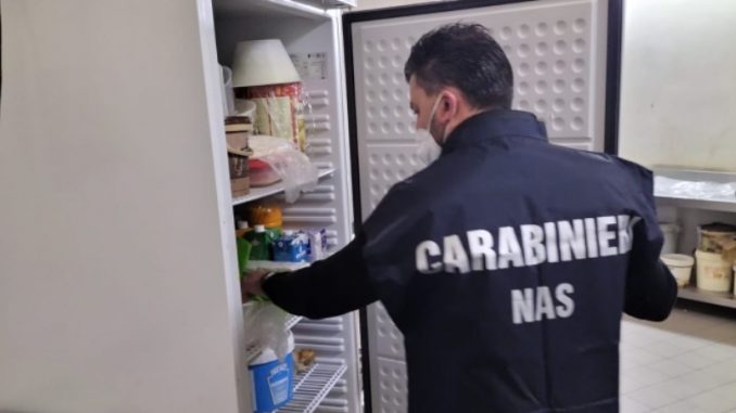 Carenze igienico-sanitarie, i Nas sanzionano un ristorante