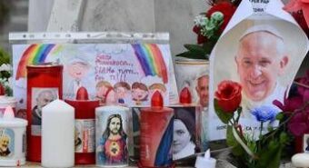 Papa Francesco, Vaticano: “Condizioni critiche ma stazionarie. Nuova tac, prognosi riservata”