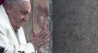 Papa Francesco, gli esperti: “Terapie funzionano, verso evoluzione favorevole della polmonite”