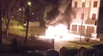 Auto a fuoco nel parcheggio in piazza a Bomporto