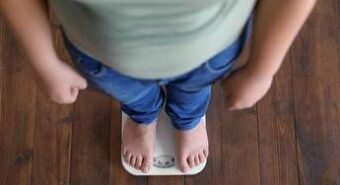 Teenager ‘tiratardi’ a tavola più spesso obesi, pesa orologio biologico