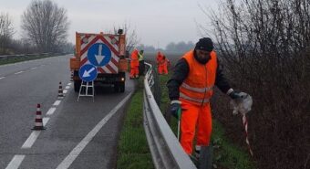 Mirandola, raccolti 500 kg di rifiuti abbandonati lungo la variante della Strada Statale 12