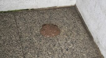 Camposanto, escrementi sulle scale della stazione