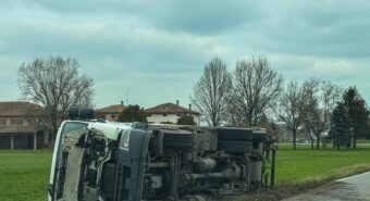 Camion Hera fuori strada sulla Panaria