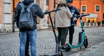 Controlli sull’uso dei monopattini a Modena, senza casco più di un terzo dei conducenti