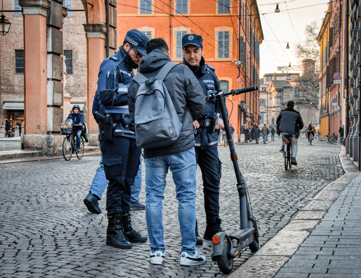 Monopattini, controlli e prevenzione da parte della Polizia Locale di Modena