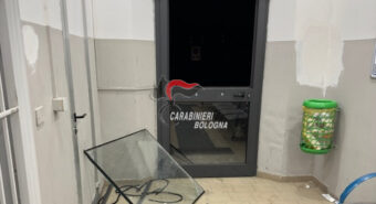 Minorenne prende a calci la biglietteria self-service e distrugge la porta della sala d’attesa, denunciato