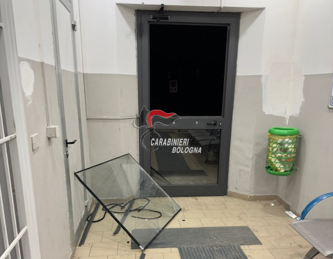 Minorenne prende a calci la biglietteria self-service e distrugge la porta della sala d’attesa, denunciato