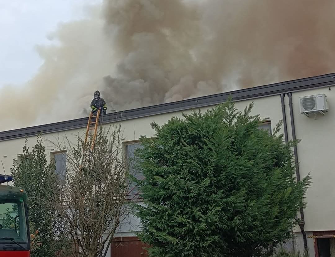 Incendio a Nonantola, a fuoco un tetto