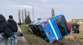 Autobus pieno di studenti si scontra con un’auto: un morto e sette feriti