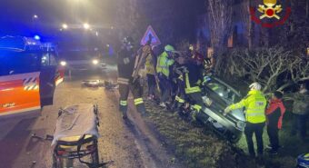 Incidente nella notte a San Cesario: auto carambola nel fosso, ferite due donne