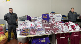 Sequestrate in un’azienda di Carpi maglie storiche di squadre di Serie A contraffatte