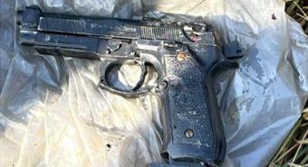 Massa Finalese, i volontari di Manipulite trovano una pistola tra i rifiuti abbandonati in un fosso