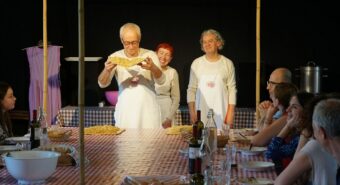 Al teatro di Bomporto da giovedì a sabato c’è lo spettacolo “Attorno a un tavolo”