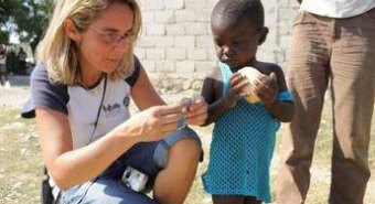 Aids, Mariavittoria Rava: “Dopo i tagli di Trump, ad Haiti abbiamo venduto 2 camion per i farmaci salvavita”