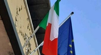 Carpi, sostituita la bandiera italiana sdrucita davanti alla sede della Polizia Locale
