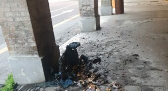 Bidoni dei rifiuti bruciati in centro storico a Carpi